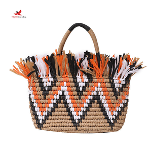 Venta al por mayor de fábrica: Nuevo diseño de verano, bolso de mano retro de paja para playa con borlas para mujer, listo para enviar, pedido mixto a granel. - Product Image 1