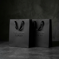 Sacs en papier festifs personnalisés de qualité supérieure avec poignées en ruban et logo personnalisé pour l'emballage de produits saisonniers de luxe