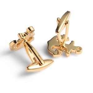 Mancuernillas de Metal con Diseño Único en Forma de Lazo, Color Dorado Brillante, para Traje - Product Image 4