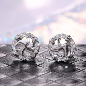 Orecchini a Perno Classici Placcati in Rodio con Incastonatura di Cristalli e Strass, Regalo Unisex, Accessorio di Moda - Product Image 5