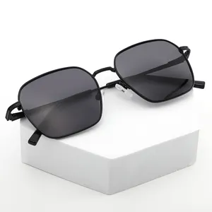 Occhiali da sole con montatura in metallo di nuova moda di arrivo occhiali da sole quadrati dal Design classico personalizzato per donna uomo