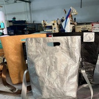 Grands sacs fourre-tout épais imperméables argentés en papier Dupont pour la couture et recyclables avec logo personnalisé