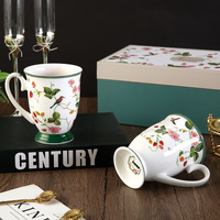Strawberry Garden Simple Bone China Ensemble de tasses à café à deux tasses Moderne pour la fête Tasse en céramique faite à la main pour le café Cadeau pratique Original