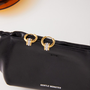 Aros Geométricos de Dos Tonos en Acero Inoxidable y Oro de 18K con Circonitas Blancas en Canal para Uso Diario - Product Image 3