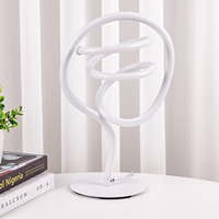 Lampe de table LED chromée à lumière du jour, nouveau design, forme spirale irrégulière, lampe de bureau artistique, abat-jour en métal, alimentation CC