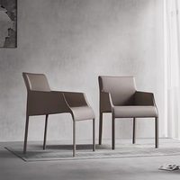Chaise de salle à manger de luxe haut de gamme en cuir de selle italien minimaliste avec accoudoirs et rembourrage doux pour mobilier de maison et réunions