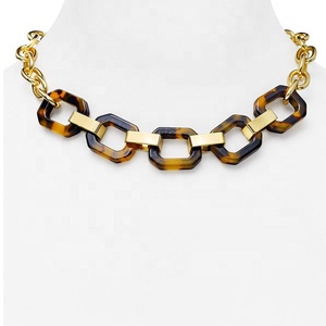 Colgante de acetato de tono dorado antiguo de moda con cadena de oro de concha de tortuga collar de eslabones de Tokio con Material de resina de perla - Product Image 2