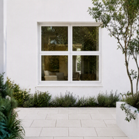 Ventana Abatible de Aluminio Blanca con Diseño de 4 Paneles, Marco Delgado con Hoja Dividida, Ventana Contemporánea para Casa, Villa, Patio o Residencia