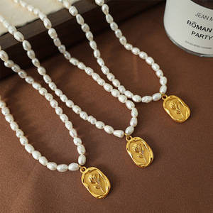 สร้อยคอมุกน้ำจืดพร้อมจี้ทองลายดอกกุหลาบสำหรับผู้หญิงสวมใส่ทุกวัน - Product Image 1