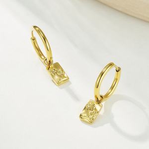 Boucles d'oreilles créoles tendance en acier inoxydable style océan, avec breloques étoile de mer et coquillage, pour homme et femme, idéales pour mariage et soirée romantique - Product Image 5