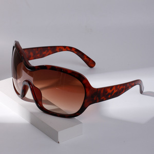 Nuovi Occhiali da Sole Oversize Y2K con Montatura Grande, Unisex, in Nero, Rosa e Giallo - Product Image 2