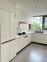 Aparador Esquinero Moderno Blanco, Diseño Minimalista, Cajones de Almacenamiento, Puertas y Estantes Abiertos para Comedor