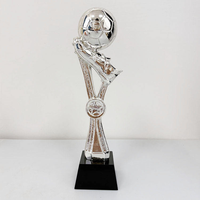 Gravure laser personnalisée vierge trophées de football en résine trophée de football en cristal de sport trophée de récompenses de football de championnat