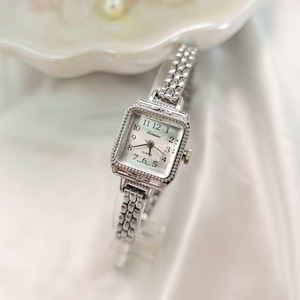 Vintage Petite <span class=keywords><strong>Montre</strong></span> Carrée pour Femmes Ins Style Niche Quartz Japonais et Coréen Mori Style Mini <span class=keywords><strong>Fine</strong></span> Bracelet <span class=keywords><strong>Or</strong></span> <span class=keywords><strong>Montre</strong></span> - Product Image 2