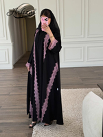 Abaya noire Hafizah ouverte avec bordure en dentelle rose, revers et poignets, robe longue modeste pour femmes musulmanes, vente en gros Dubaï