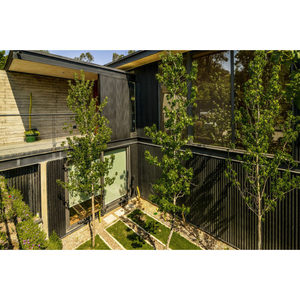 Villa moderna con estructura de acero ligero para uso con grandes ventanas de vidrio y terraza de madera - Product Image 4