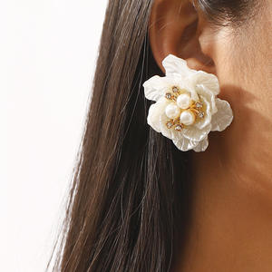 Collares gargantilla de perlas simples y elegantes para mujer chapados en oro de 18 pulgadas sin deslustre con cuentas de flores para aniversarios - Product Image 6