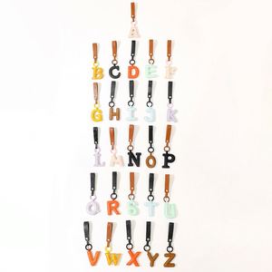 Nuevo Estilo, Llavero de Cuero PU Colorido con 26 Letras Inglesas, Regalos para Mujer, Accesorios para Bolsos, Colgantes, Llavero para Coche, Llavero para Casa - Product Image 2