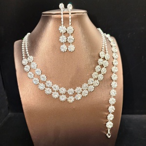 Collection transfrontalière Europe-Amérique : Série de chaînes à griffes best-seller, style luxe léger avec strass étincelants - Product Image 1