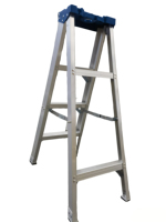 Échelle pliable en aluminium à une seule face de type A avec un design moderne pour une utilisation en extérieur et en entrepôt, comprend une boîte à outils