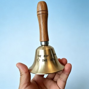 Cloche en laiton sur mesure avec gravure laser et poignée en bois pour cadeaux personnalisés - Product Image 1