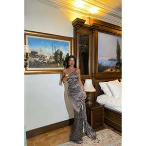 Vestido de Noche con Abertura Profunda y Diseño de Estampado de Leopardo - Product Image 2