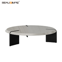 Table basse minimaliste Keel avec plateau en marbre sable et base en acier inoxydable noir, personnalisable, mobilier de salon moderne et luxueux