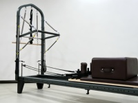 Reformer de Pilates professionnel en aluminium avec tour |   Cuir en silicone écologique, éponge haute densité pour usage en studio