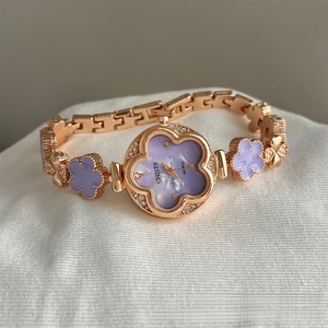 นาฬิกาแฟชั่นผู้หญิงสไตล์ใหม่ ประดับเพทายสีชมพู ดีไซน์ใบโคลเวอร์สี่แฉก สีโรสโกลด์ สายปรับได้ หรูหรา เหมาะเป็นของขวัญสำหรับผู้หญิง - Product Image 5