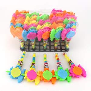 Jouet catapulte <span class=keywords><strong>en</strong></span> <span class=keywords><strong>forme</strong></span> d'axe avec sifflet et <span class=keywords><strong>soucoupe</strong></span> volante <span class=keywords><strong>de</strong></span> tir <span class=keywords><strong>de</strong></span> dessin animé, avec bonbons - Product Image 2