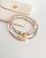 Bracelets populaires à faible MOQ, superposés, mignons, rose pâle, en pierre naturelle et perles de culture d'eau douce, avec chaîne en or 18 carats et perles de rocaille minuscules