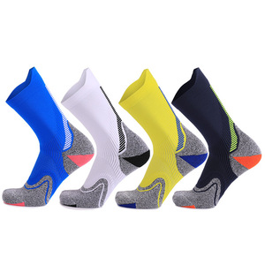 Chaussettes de course à <span class=keywords><strong>pied</strong></span> personnalisées épaisses avec fond en <span class=keywords><strong>serviette</strong></span> Marathon Chaussettes de sport élastiques à séchage rapide Tube moyen Crew Chaussettes de cyclisme personnalisées - Product Image 1