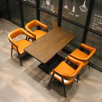 Ensemble de table en bois et de chaises en cuir PU de style industriel moderne pour restaurants commerciaux, cafés, hôpitaux, salles à manger