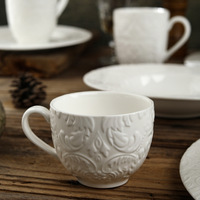 Service de vaisselle en porcelaine blanche à motifs floraux en relief, assiettes, bols, tasses, pour la maison, les restaurants, les réceptions, les mariages, usage quotidien, luxe