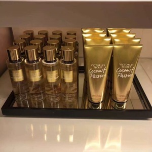 Loción Corporal Perfumada Victoria's Secret, Aroma Duradero, Pétalos de Terciopelo, Humectante Nutritivo, 250 ml - Product Image 3