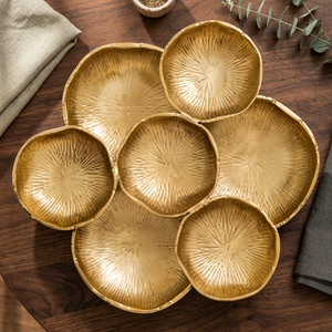 Platos Decorativos de Metal Dorado Irregulares, Hechos a Mano con Patrón de Plantas Grabado, Diseño Moderno para Fiestas - Product Image 3
