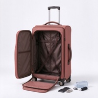 Valise à roulettes souple rouge rouille avec poche avant à rabat à boucle, sangles de compression et poignée télescopique