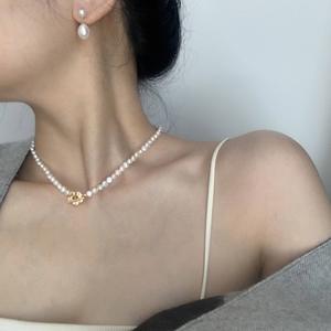 Collar de Cadena con Colgante de Clavícula Cóncavo de Estilo Barroco Retro con Flor de Ciruelo y Perla Barroca Natural en Forma de Partícula Pequeña - Product Image 3