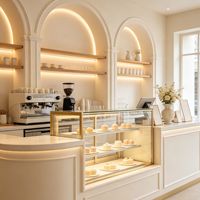 Meubles d'intérieur de café en bois sur mesure, comptoir de bar à texture cannelée avec éclairage LED, vitrine en verre personnalisée, décoration de magasin