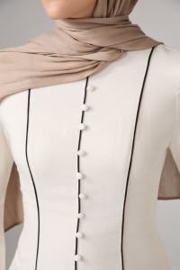 فستان تالية الأنيق للمناسبات النسائية المحتشمة بتصميم عصري وأزرار زينة ولوحة متباينة الألوان الطبيعية - Product Image 4