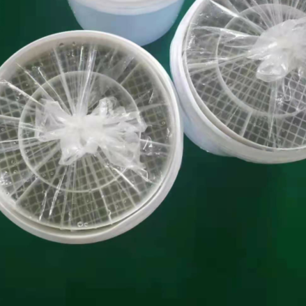 Виноградные листья в пластиковых барабанах