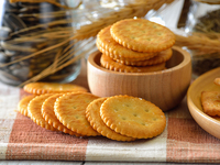 Biscuits craquelins sans gluten au chocolat et au miel, garniture salée crémeuse aux œufs, texture croustillante, 200g, emballage en boîte, vente en gros, Noël