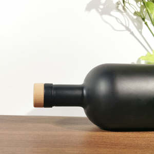 Botella de Vidrio Negra Mate al por Mayor de 500 ml para Ginebra, Licores, Vodka, Aceite de Oliva, con Tapón de Corcho - Product Image 3