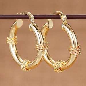 Orecchini a polsino in metallo intrecciato da donna, gioielli creativi minimalisti alla moda, accessorio di tendenza per l'uso quotidiano - Product Image 1