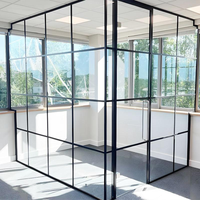 Système de cloison de bureau moderne en verre avec cadre en acier noir et porte simple pour bâtiments commerciaux