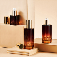 En stock – Flacon pompe carré épais en verre ambré ou transparent pour huile essentielle, sérum, huile à barbe ou lotion, avec couvercle doré – 30 ml, 50 ml, 100 ml