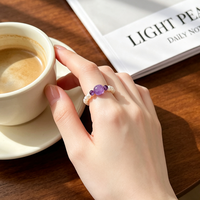 Elastischer Ring mit weißen Zuckerwürfel-Kristallen und natürlichen Süßwasser-Kartoffelperlen der AA-Qualität – Trendiges, vielseitiges Accessoire für den Alltag und Pendeln