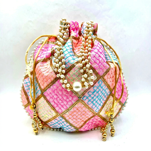 Bolso Potli de Seda Hecho a Mano con Diseño Gota Patti para Mujer, Elegante Bolso Rajasthani de Novia con Asa de Perlas - Product Image 1