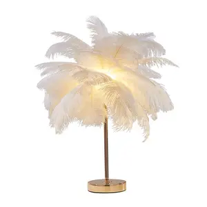 Pantalla de pluma de avestruz nórdica de JLT-4596, lámpara de escritorio de mesa dorada con 3 luces, iluminación decorativa para el hogar