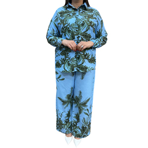Elegante conjunto de dos piezas con estampado floral, camisa abotonada y pantalones anchos para uso casual de verano. - Product Image 1